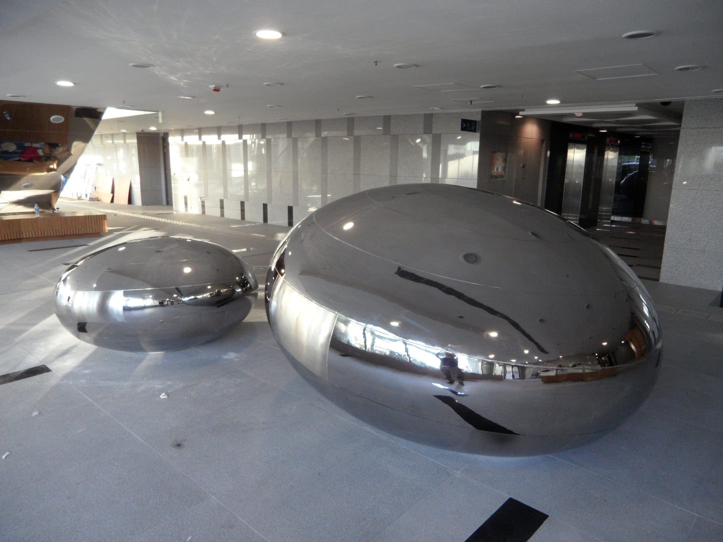 Stainless steel mirror polished sphere oval ball sculpture